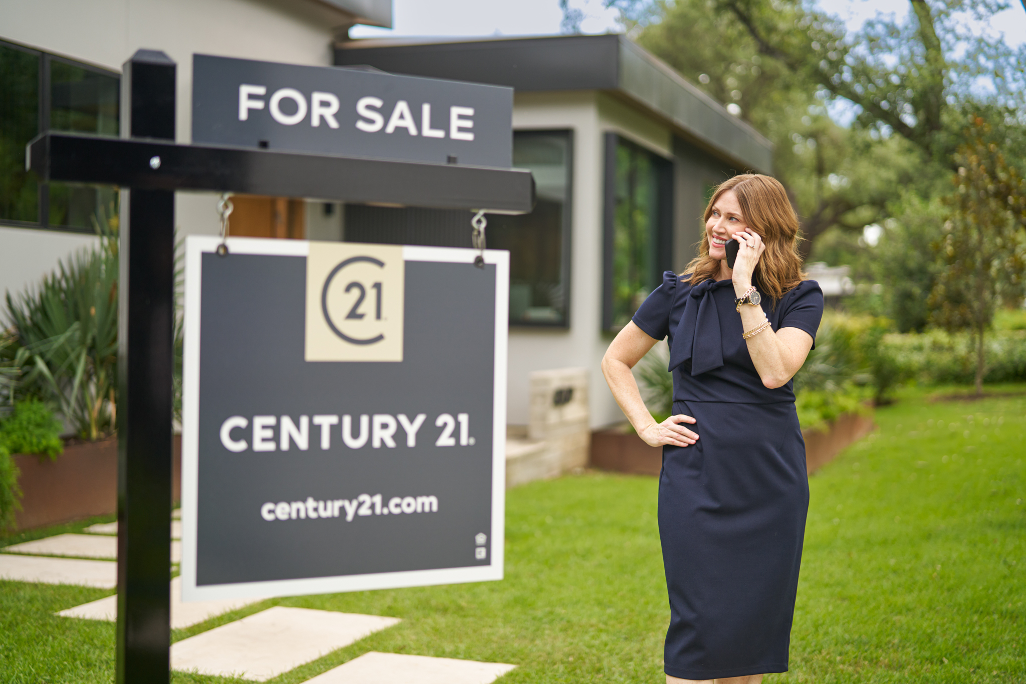 C21_Stills_Exterior_SignWithWorkingAgent2_081524 (1)